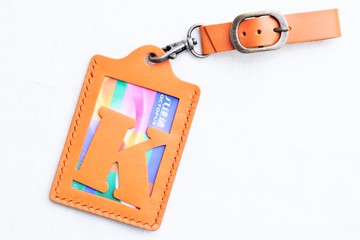 【彩虹系🌈RAINBOW8｜鮮橘色｜ARANCIA—頭文字A至Z 英文字母行李吊牌】好好縫 皮革材料包 免費壓字 手工包 彩虹 卡片套 卡片夾 名片夾 行李掛牌 旅行 護件夾 證件夾 簡約實用 意大利皮 植鞣革 皮革DIY