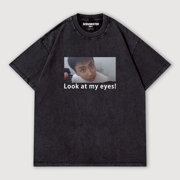 劍魔小明Look at my eyes!tell me why baby why!看著我的眼睛  迷因圖 男女款做舊水洗純棉落肩短T 台灣獨家迷因T
