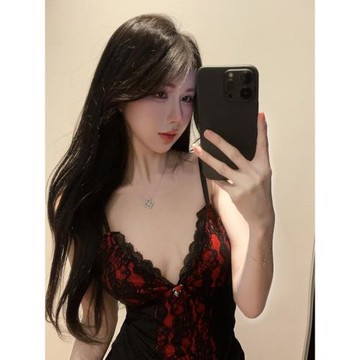 法式赫本風撞色蕾絲V領吊帶背心女時髦高級感熱辣玫瑰花修身上衣