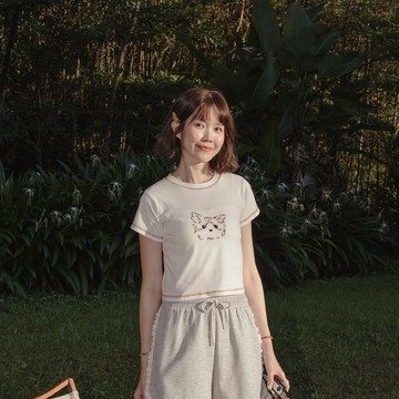 QUEENSHOP_S 女裝 短袖 GINNY聯名 呼呼插畫刺繡短版短袖上衣 現+預 【01099863】