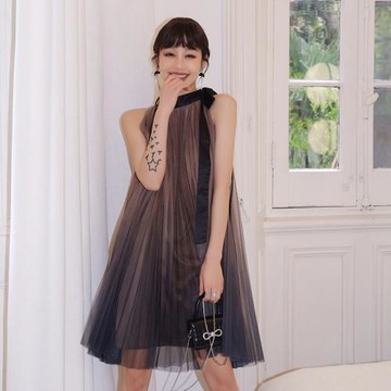 設計師GUO JINGYI 2R春夏新款咖色漸變百褶紗連衣裙A字無袖