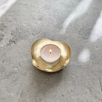 雲黃銅燭台：帶蠟燭