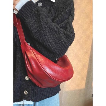 紅色包包女式2025新款超火斜挎牛角包百搭休閑小眾通勤軟皮餃子包