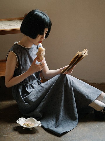 高級灰色 法式復古優雅圓領無袖洋裝 亞麻棉玫瑰提花繫帶連身裙