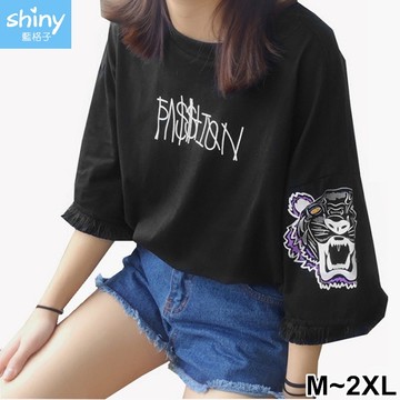 【V2503】shiny藍格子-酷炫休閒．超寬鬆字母印花流蘇袖口上衣