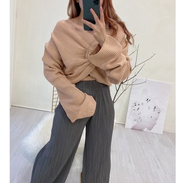 特價*扭結黑灰♥️現貨秒出售完不再【JinG】設計感🎀交叉V領露肩毛衣♥️ 斜肩針織衫  前後2穿長袖一字領上衣
