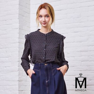 MYVEGA麥雪爾 MA肩膀荷葉邊排釦仿絲質上衣-黑