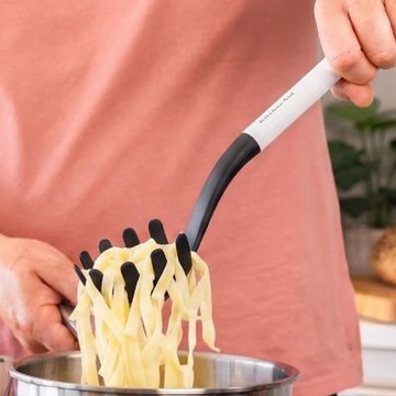 《KitchenAid》美國 不沾鍋尼龍麵杓(純白34cm) | 撈麵杓 義大利麵杓 麵勺