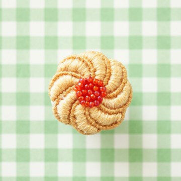 珠飾刺繡的果醬餅乾徽章