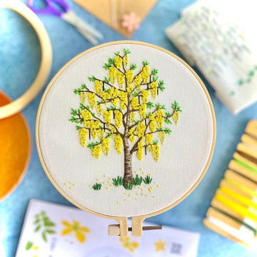 Ratchaphruek 樹刺繡套件（Ton Koon）在白背景印花布上，附有視頻教程