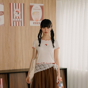QUEENSHOP_S 女裝 短袖 Tella Tella 配色木耳邊短袖上衣 S/M 現+預 【01099721】