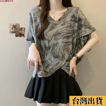 🌟新店優惠🌟100KG 大尺碼女裝 V領短袖上衣女 不規則上衣 紮染蝙蝠袖短版上衣 夏季新款寬鬆顯瘦胖mm短袖t恤女