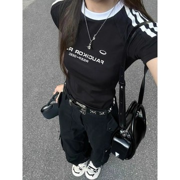 美式復古正肩短袖T恤女 短版上衣 短板上衣 短袖上衣 短袖 辣妹上衣 正肩 T恤 修身上衣 短版 性感上衣 小辣上衣
