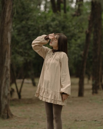 荷葉綁帶設計長袖短洋裝 兩色售