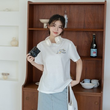 現貨~【 𝓙𝓷 𝓑𝓻𝓸𝔀𝓷 𝐱 𝓓𝓢 】Staying慵懶小夥伴刺繡短袖上衣【EX26000391】DesireShop