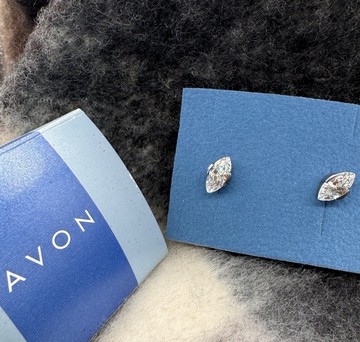 老又好古董珠寶 AVON 銀色透明馬眼萊茵石針式耳環 P590A