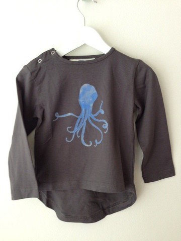 藍色章於素面上衣