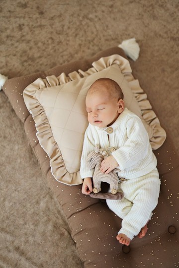新生兒攝影針織新生兒套裝，包含牛奶色毛衣、褲子和帽子