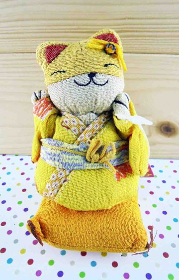 【震撼精品百貨】招財貓 招き猫 玩偶擺飾-黃坐墊 震撼日式精品百貨
