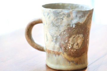 【聖誕禮物】日本進口土灰兔花圈侘寂風焦糖層次釉手捏陶馬克杯中
