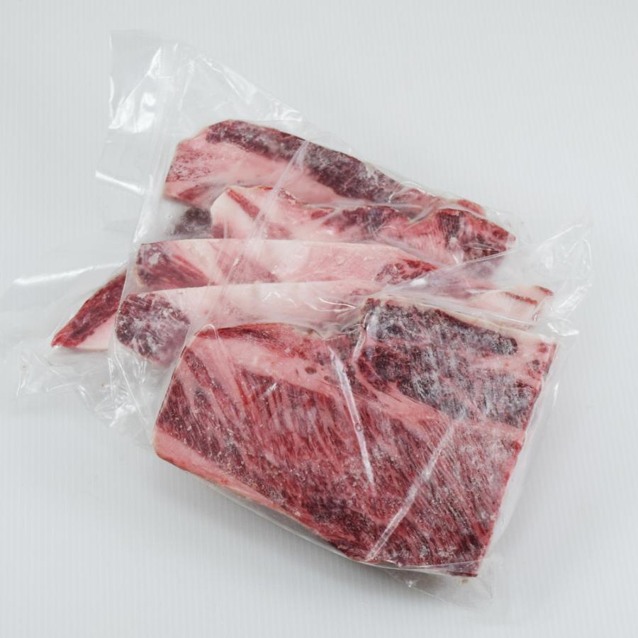 送料無料　交雑牛 肩ロース　1kg ×2袋 焼肉用 ステーキ カット 訳あり 不揃い 交雑牛 焼肉 バーベキュー キャンプ飯 2kg