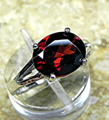 AAA 級天然紅碧璽石榴石，未經處理，尺寸 10x8 公釐，重 2.75 克拉，鑲嵌於 14K 白金戒指