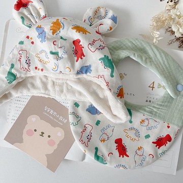 白萌恐龍侏儸紀 彌月禮盒兩件組 手工寶寶遮耳帽+六層紗圍兜