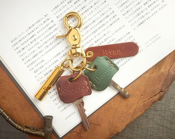 黃銅鑰匙扣 帶黃銅哨子和皮革鑰匙套 定制名稱標籤