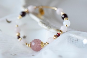 初春。草莓晶 馬粉晶 石榴石 月亮石 天然石 水晶手鍊