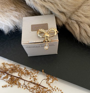 老又好古董珠寶 AVON 金色蝴蝶結萊茵石垂墜別針 B827