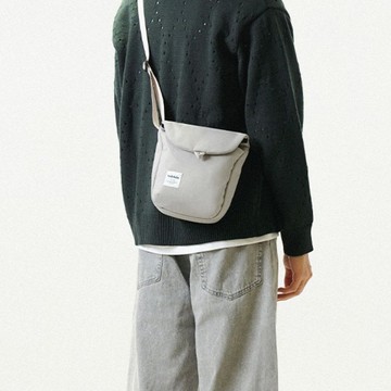 【新色】防潑水日常斜背包 DESI ECO 磁扣開口方便收納 (柔灰色)