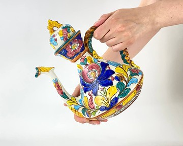 裝飾復古水壺。陶瓷手工製作的手工水壺。