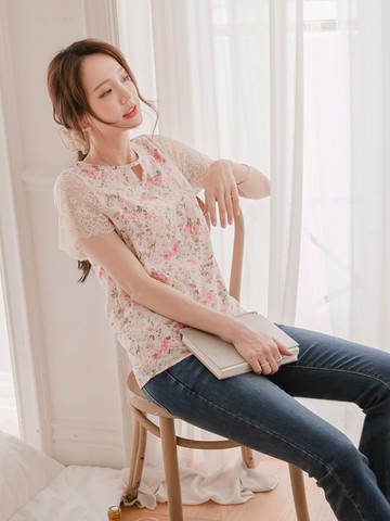 小V露頸透膚蕾絲拼袖印花上衣
