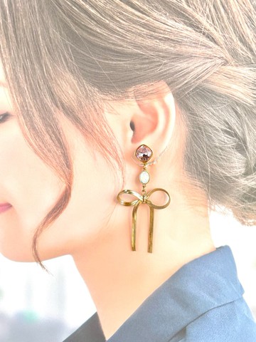 金屬絲帶和 Kiwa 水晶耳環配粉色蛋白石飾品