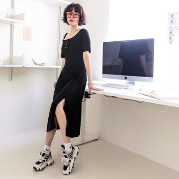 OB嚴選-涼感．莫代爾斜肩後腰鬆緊側開衩洋裝《DA9136-》