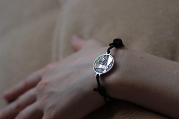 燈塔信標手鍊浪漫象徵。海洋意象孤獨主題。