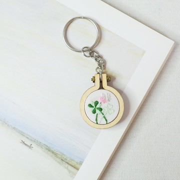 四葉幸運草 迷你手刺繡框鑰匙圈