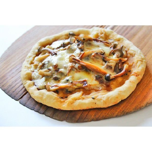 保存料不使用、無添加の手作りピザ　きのこ味噌ピザ Sサイズ（直径１８cm）アレルギー対応生地に無料で変更可能。