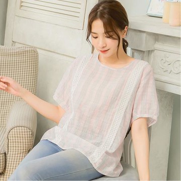 大尺碼-圓領蕾絲後單扣袖口打摺格紋上衣(共二色)lingling