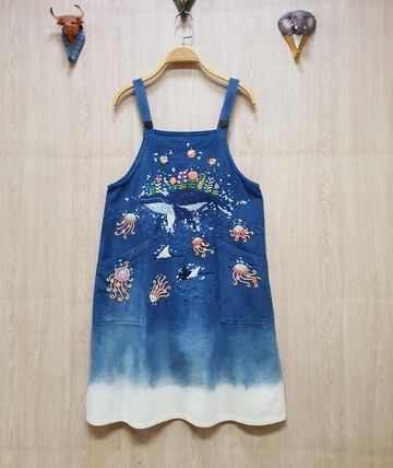 手工刺繡連衣裙、亞麻麵料、鯨魚、海洋、海洋、幻想