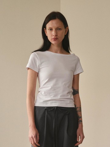 ASYMMETRICAL BOATNECK T-SHIRT [WHITE]