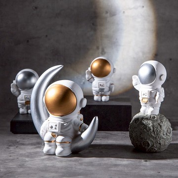 創意可愛書桌太空人宇航員擺件男女生生日禮物房間辦公桌面裝飾品