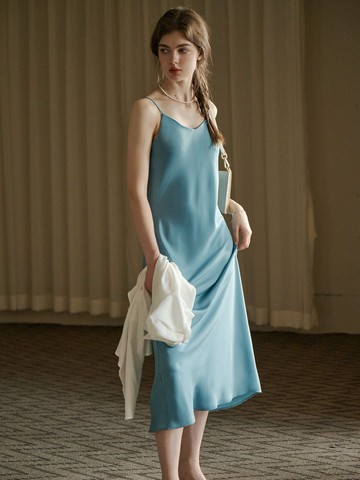 Nancy 簡約 V 領吊帶裙