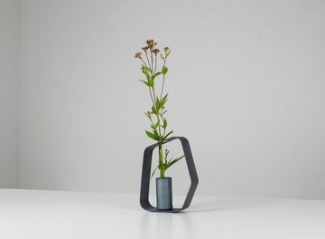 MYK:FLOWER VASE - sasae(M)【瓦】【花瓶】【花器】【花器/花瓶】【木製】【框架】【新潟】