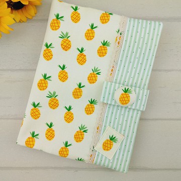 免費繡名字。小鳳梨。寶寶手冊布書衣