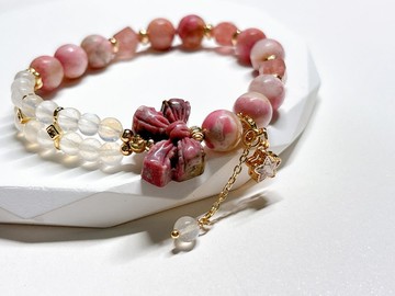 暖粉日常 l 蝴蝶結。設計款手環 l 薔薇輝石。藍月光。刻面草莓晶