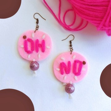 手工製作的自由形狀耳環，以毛線和珠子繡在毛氈布上，尺寸為 4.5x8 公分。