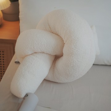 扭結抱枕 全長160cmX13cm(±5cm)  可愛造型 觸感柔順  棉床本舖