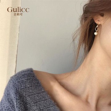 【Gulicc】古莉可 簡約 8字 珍珠 耳環(飾品 耳飾 耳釘 耳環 耳墜 情人節 母親節 七夕 生日禮物)
