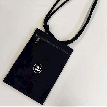 Chanel斜背護照包 手機包 (彩妝線VIP滿額禮,無附山茶花吊飾）